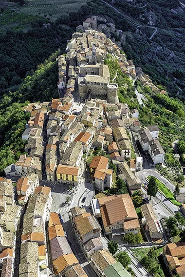 Molise, Civitacampomarano, Centro Storico con Castello Angioino - Foto di Franco Cappellari